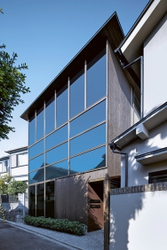 Technologie SageGlass je založena na tzv. dynamickém skle pro okna a fasády. Toto elektrochromické sklo můžete elektronicky ztmavit či zesvětlit (SCHÜCO)