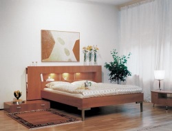 Postel v dýze hrušky, 16/180 x 200 cm, zadní čelo 260 cm, hloubka záhlaví s osvětlením 19 cm, cena bez roštu a matrace 68 595 Kč (FAST INTERIÉR and DESIGN)