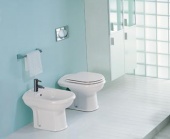Stojící klozet Fenix (JIKA) se prodává za 6 781 Kč, bidet za 3 597 Kč, LAUFEN