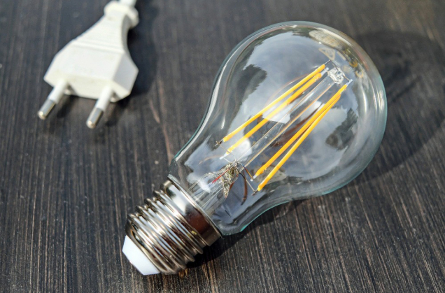 V posledních letech se na trhu objevily takzvané filamentové LED žárovky, které se designově i velikostí blíží klasickým žárovkám. Mají celoskleněné tělo s podlouhlými diodami, které se po rozsvícení podobají vláknům starých žárovek. (Zdroj: E-light.cz)
