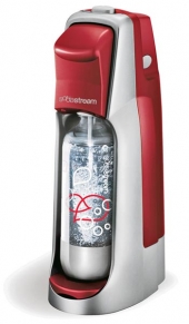 Součástí sifonové láhve Jet (SODASTREAM) jsou 2 lahve s plastovým dnem a 1 náplň CO2, která postačí na přípravu 60 až 70 l sodovky (naplnění zásobníku stojí 199 Kč), cena 1 890 Kč, v prodeji v síti hypermarketů