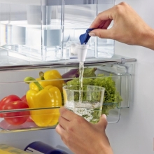 Nápojové centrum chladničky EIW 60000X (ELECTROLUX) je vybavené filtračním zařízením Brita, výrobníkem a zásobníkem ledu, který se připravuje z vyčištěné vody, ELECTROLUX