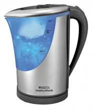 Rychlovarná konvice Brita Steel 43539 (MORPHY RICHARDS) připraví díky cartridgím Brita 1,5 l filtrované převařené vody. Během vaření se konvice postupně modře prosvětluje, cena 1 990 Kč, TAUER ELEKTRO