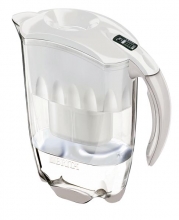 Konvice Elemaris cool (BRITA), objem 1,4 l, protiskluzové držadlo a dno, elektronický indikátor výměny filtrační patrony, ceny: konvice 1 199 Kč, filtrační patrony 352 Kč/2 ks, www.vasekuchyne.cz