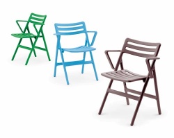 Židle Folding Air (Magis), design Jasper Morrison, polypropylen se skleněným vláknem, různé barvy, stohovatelná, rozměry 60 x 49 x 45,2/77,1 cm, cena 2 936 Kč, RANNÝ ARCHITECTS