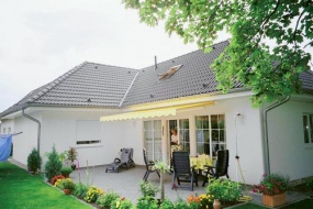 Dům MS Ekonomy používá pro stěny dřevěné rámové konstrukce z lepených hranolů, které jsou opláštěny deskami OSB a sádrokartonem (životnost 70-80 let, 14 600 Kč/metr čtvereční, MS Haus)