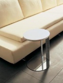 Stolek Small table 7 (Vibieffe), design Gianluigi Landoni podnož v chromu deska může být lakovaná nebo wengé, výška 47 m, průměr 35 cm, cena v laku 14 745 Kč, LIVING SPACE