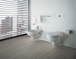 Závěsný klozet a bidet ze série Foster, cena závěsného bidetu 13 686 Kč, závěsného klozetu 13 686 Kč, sedátka 4 783 Kč, DURAVIT