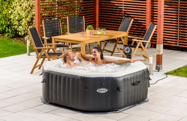 Nafukovací vířivka PureSpa DeLuxe HWS 800 osvěží ve vedrech, odstraní stresové napětí a umožní vychutnat si rozkošné chvíle intimity v klidu vlastní zahrady. (Foto: Mountfield)