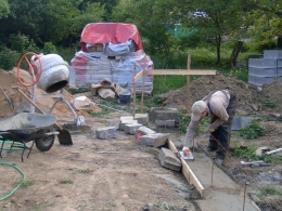 Po zatvrdnutí betonu se začalo skládat ztracené bednění