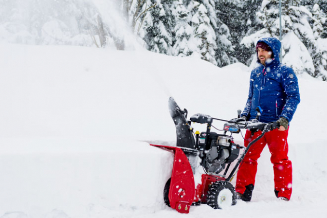 Dobře připravené vás nezaskočí čerstvý prašan ani hluboké závěje. Sněhová fréza Toro PowerMax 826 OEV (Foto: Mountfield)