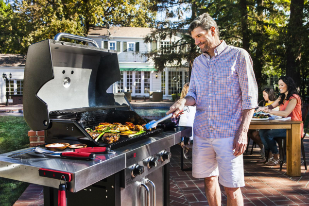 Plynový gril Char-Broil Professional 3400S se systémem TRU-Infrared, litinovými rošty s porcelánovou vrstvou a nerezovými hořáky je profesionálním grilem v každém ohledu. (Zdroj: Mountfield)