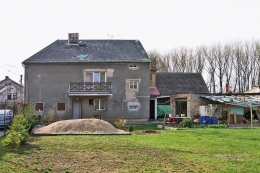 Současný stav, pohled ze zahrady. Je evidentní, že dům už má za sebou ledacos