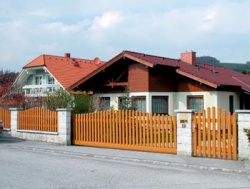 V poslední době dávají někteří stavebníci přednost plastovým plotovým výplním (Plotové centrum Prachatice)