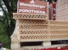 Nová cihla Porotherm 8 P+D (WIENERBERGER) je určena pro zdivo vnitřních příček tloušťky 80 mm, případně pro vnější omítanou část obvodového vrstveného zdiva v kombinaci s tepelným izolantem a vnitřní nosnou částí. Lze ji použít i jako přizdívku tepelné izolace v místě železobetonových ztužujících věnců. Příčka je stabilní, dobře zvukově izoluje a vykazuje požární odolnost 60 minut. Zdění není pracné: na 1 metr čtvereční potřebujete jen 8 kusů cihly (cena 224 Kč/metr čtvereční bez DPH)