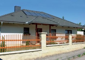 Plotová výplň d podobě mříží z lakovaného hliníku v kombinaci s podezdívkou z betonových tvarovek (Plotové centrum Prachatice)