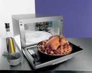 Dvířka odklopná dolů (např. model Whirlpool JT 359 za 15 000 Kč) usnadňují manipulaci s hotovými pokrmy