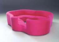 Omni Sofa (Galerkin) se vyrábí na přání zákazníků, cena se pohybuje od 16 000 USD, více informací na www.karimrashidshop.com