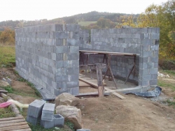 Zdivo garáže je z betonových skořepinových tvárnic BST
