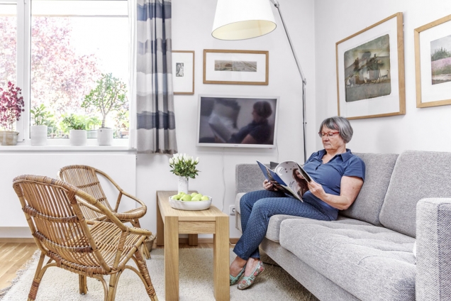 Chvilky pohody tráví paní domu v sedačce, kterou si pořídila u firmy Bo Concept, dřevěný stolek je z Ikea.