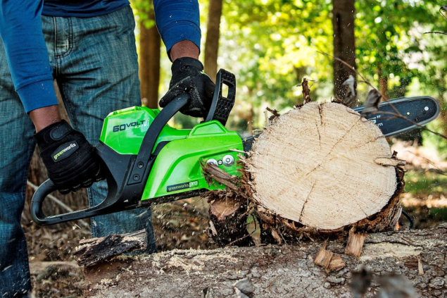 Řetězová pila Greenworks GD60CS40 najde uplatnění na zahradě, ale díky bytelné konstrukci, kvalitní liště a řetězu a hlavně díky svému výkonu vás nezklame ani v lese