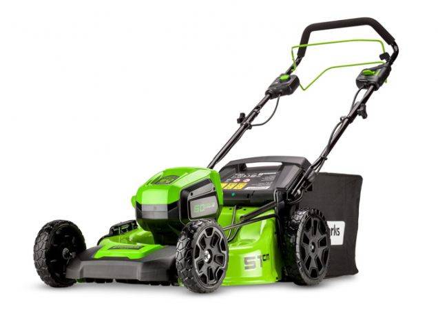 AKU rotační sekačka Greenworks GD60 LM 51 SP 60 V s ocelovým šasi, pojezdem a záběrem 51 cm přináší komfort a výkon benzinových strojů ve spojení s čistou a ECO friendly energií. (Zdroj: Mountfield)