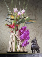 Kombinace kurkumy, strelicie a orchideje s dvoubarevným listem a lotosovým semeníkem působí tajemně a mysticky