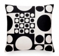 Polštáře Quatrefoil pink a Millerstripe multicolored (Vitra, designér Alexander Girard), látka Sprinte, náplň z polyuretanové pěny, cena (43 x 43 cm) 3 551 Kč, cena (63 x 63 cm) 4 627 Kč, KONSEPTI