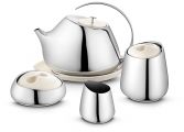Kuchyňskému interiéru budou "slušet" přdevším nerezové doplňky: designová čajová souprava z produkce GEORG JENSEN nebo mísa z Alvar Aalto Collection (vyrábí IITTALA, dodává DESIGNOR)