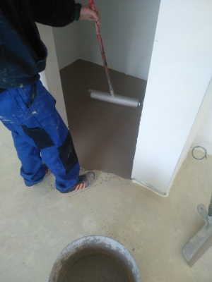 Vzhledem k různým druhům a tloušťkám podlahové krytiny se v některých místech domu musí zvýšit tloušťka hrubé podlahy. K tomu byla použita samonivelační podlahová stěrka Nivello Quattro od partnera Baumit. (Zdroj: Wienerberger)