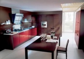 Inovační design a moderní linie, dialog střízlivých tvarů a světla, vyspělá technika v kombinaci s luxusem - to je klíčová vlastnost sestavy Glam. Cena od 32 000 Kč za běžný metr (Correct Interior & Scavolini)
