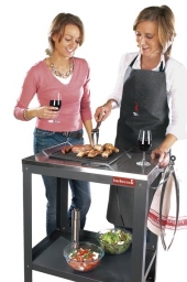 Stolní indukční gril Herkules od firmy Mountfield s příkonem 1 800 W a nerezovou pracovní deskou. Cena: 6 800 Kč