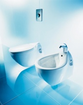 Elegancí se vyznačuje sanitární keramika ze série Giorno. Cena klozetu je 17 132 Kč, sedátka 5 472 Kč. Závěsný bidet stojí 16 057 Kč, DURAVIT