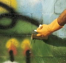 K odstranění nástřiků spreji z neošetřených povrchů všeho druhu lze použít Wall Gard Graffiti Remover Gel. Cena 230 Kč/kg bez DPH (MAPEI)