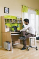 Při použití plochých monitorů či notebooků stačí pracovní plocha o rozměrech 60 x 120 cm