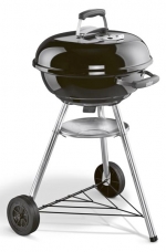 Klasický gril na dřevěné uhlí Compact Kettle (WEBER), průměr 47 cm, cena 2 390 Kč, www.wgrills.cz