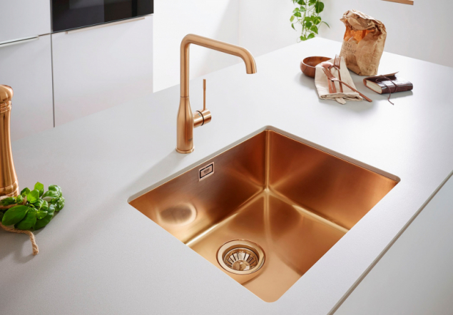 K současným trendům v interiéru patří „zlaté“ kovy. Dřez pod desku GROHE K770 z kartáčované oceli v provedení Warm Sunset dodá vaší kuchyni exkluzivitu. Rozměry 400 x 400 x 200 mm. Můžete jej doplnit baterií stejné barvy. Více na www.grohe.cz