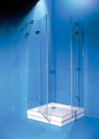 Čtyřdílný sprchový kout GSRV4 s rohovým vstupem (80/90/100 cm, v. 190 cm) poskytuje z celé řady Glassline nejširší vstup (554, 564 mm). Výplň je z tvrzeného transparentního skla s nešpinivou úpravou. Vaničky Perseus, Perseus Pro. Cena koutu od 29 690 do 30 840 Kč (RAVAK)
