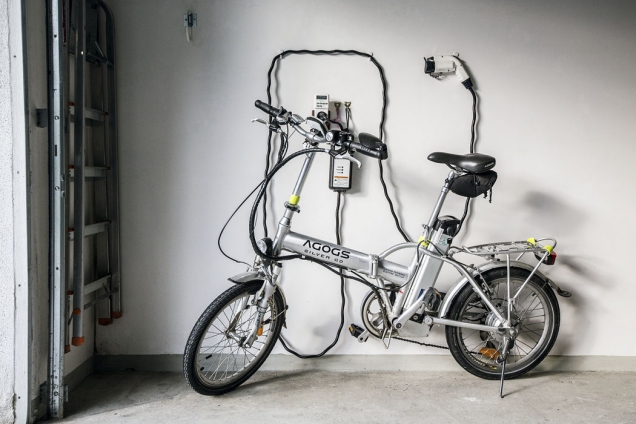 Na podzim 2013 si Burkovičovi pořídili pro dojíždění do zaměstnání elektrické skládací kolo Agogs Silver GO a nabíjí ho vlastní elektřinou ze střešní fotovoltaické elektrárny.