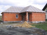 Na domě jsou vidět nová plastová okna a střešní fólie