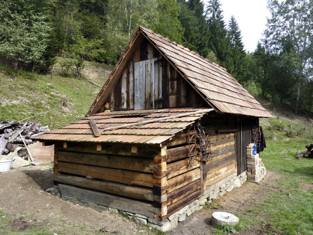 I když se trámy očíslují, následně postavená stavba vždy vypadá jinak. Některé trámy jsou shnilé, musí se vyměnit, jiné zkrátit.