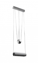 Hliníkové stropní svítidlo Halos (Tre ci luce) se závažím umožňujícím nastavení délky závěsu (100-200 cm), směr světla je možno regulovat pomocí dvou pohyblivých stínítek. Cena 7 827 Kč, UNI LIGHT