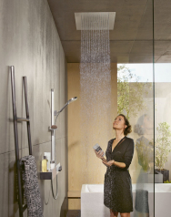 Stropní sprcha Raindance E Air 1jet se sprchovým proudem RainAir, rozměry 40 × 40 cm, cena 29 560 Kč, www.hansgrohe.cz
