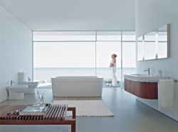 Stojící klozet Happy D. (DURAVIT) vás přijde včetně prkénka na 17 950 Kč, za bidet ze stejné kolekce zaplatíte 9 354 Kč. Tyto ceny platí pro standardní bílou barvu. Budete-li si přát antibakteriální úpravu Wondergliss, připlatíte 1 957 Kč, DURAVIT