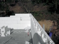 Úspora prostoru, rychlost výstavby a nízká cena - to jsou přednosti systému CEPOL THERMO (vyrábí CEPOL-CZ, dodává HAVAX). Základ tvoří expandovaný polystyren se samozhášivou úpravou (tvarovka 100 x 25 x 25 cm, pro výstavbu rodinných domů 189 Kč/ks). Spojení beze spár umožňují mechanické zámky o velikosti 2,5 cm, boční víko slouží k ukončení rohů stěn a ostění oken či dveří. vzniklé "ztracené bednění" vytvoří po vylití polotekutým betonem kompaktní tenkou stěnu (včetně omítky cca 27 cm) s tepelnou i zvukovou izolací z obou stran.