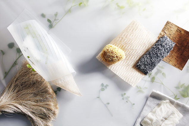 Nourish, jak nazvali tento styl designéři, má za úkol využít životodárnou energii přírody. Přírodní textilie – bavlna, vlna, len – ladí s korkem, dřevem, kůží, kamenem a dalšími přírodními materiály v autentické úpravě