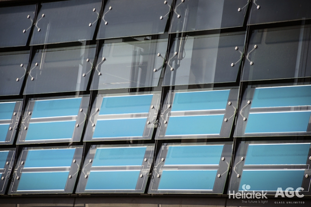 Tenká solární fotovoltaická fólie na fasádě jedné budovy v Drážďanech naznačuje vytyčený směr pro budoucnost: dům by si měl energii pro svou potřebu vyrobit sám (HELIATEK)
