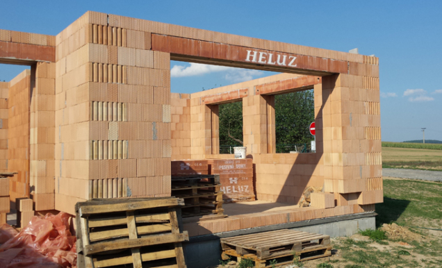 Aby dům s čistými liniemi nehyzdily dodatečné na fasádu přilepené krabice s venkovními žaluziemi, vyrábí společnost HELUZ v rámci svého kompletního systému i nosné roletové a žaluziové překlady se schránkou pro v podstatě jakoukoli stínicí techniku. (Zdroj: HELUZ)