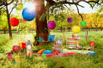 Lampion, O 31 cm, cena 189 Kč, koš na piknik, cena od 1 190 Kč, servírovací vozík, cena 2 990 Kč, www.butlers.cz
