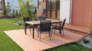 Realizace z woodplastic(R) plných prken - odstín silva merbau.